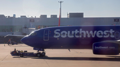 Un avion Southwest Airlines a fost lovit de un GLONȚ când se pregătea să decoleze. Incident grav pe un aeroport din Dallas