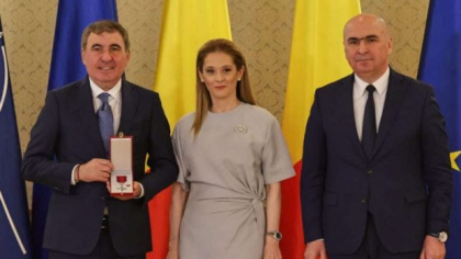 Marilena Hagi, apariție elegantă alături de Gheorghe Hagi, care a fost decorat. Cât costă pantofii pe care i-a asortat la rochia gri cu crăpătură pe picior