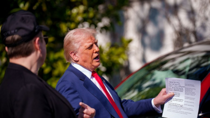 Donald Trump consideră atacurile asupra proprietăţilor Tesla drept „terorism intern”. „Îi vom vâna, îi vom găsi şi îi vom urmări penal”