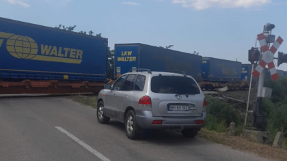 TIR lovit în plin de un tren, în Bihor. Nu sunt anunțate victime