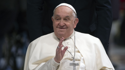 Papa Francisc rămâne în stare critică, iar prognosticul medicilor este rezervat, anunță Vaticanul