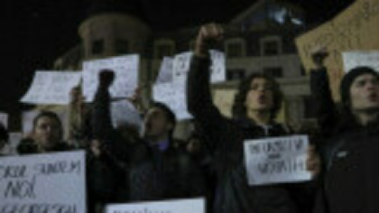 Miting pro-democrație în Piața Universității din București. Sute de oameni participă la un maraton civic despre libertate