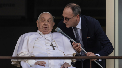 „Știa că s-ar putea să nu treacă peste noapte”. Dezvăluirile făcute de unul din medicii care l-au tratat pe Papa Francisc în spital