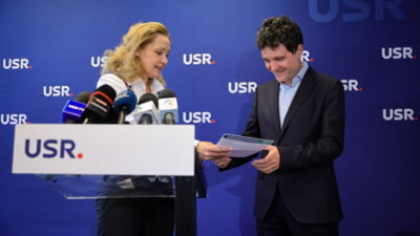 De ce este Elena Lasconi dispusă să renunțe la candidatură pentru Ilie Bolojan, dar nu și pentru Nicușor Dan. Calculele din spatele declarației președintei USR