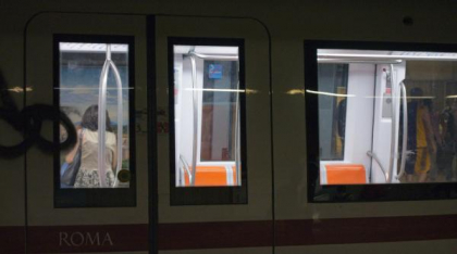 Un român ar fi înjunghiat un copil la metroul din Roma. Bărbatul a fost arestat