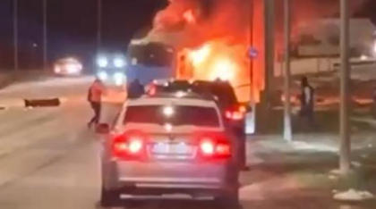 Accident teribil la Sibiu: Un autobuz și o mașină au luat foc. Nu se cunoaște numărul victimelor