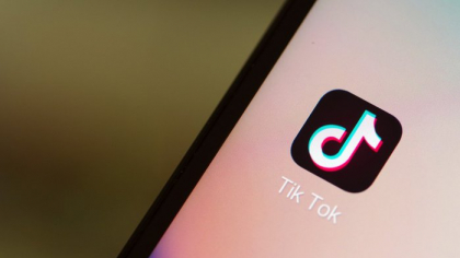 Poziţia oficială a TikTok despre investigaţia Comisiei Europene: Nu acceptăm reclamele politice plătite, eliminăm proactiv conţinutul care încalcă regulile noastre privind dezinformarea, hărţuirea şi discursul care instigă la ură, şi vom continua să colaborăm cu Comisia Europeană