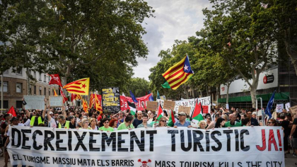 Mii de localnici au iesit in strada la Barcelona, cerandu-le turistilor sa plece acasa