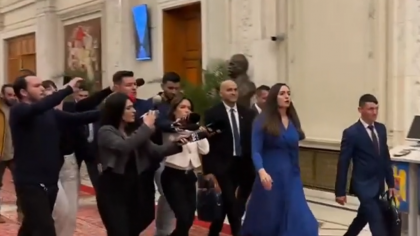 Circ în Parlament, încă din ziua în care noii parlamentari și-au luat în primire mandatele. Șefa POT a lovit microfoanele jurnaliștilor, iar Becali a furat microfonul unui jurnalist (VIDEO)