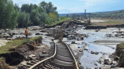 Calea ferată din România care a fost complet distrusă de inundații. Reacții acide pe rețelele sociale: ”În China, a doua zi era funcțională” FOTO