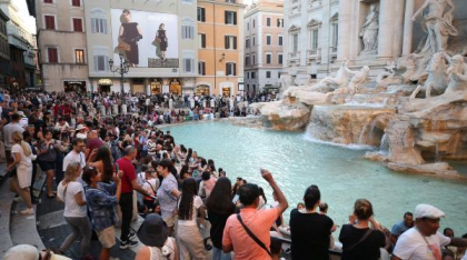 Fontana di Trevi nu va mai putea fi vizitată ”la liber”. Roma vrea să limiteze numărul turiștilor care vizitează celebrul monument