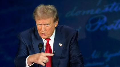 O eroare înlocuiește cuvântul „rasist” cu „Trump”, pe Iphone. Compania promite să remedieze problema