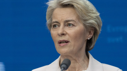 Ursula von der Leyen, incident inedit. Preledintele PE a acordat PRIMUL AJUTOR unui pasager care a suferit o urgenţă medicală în timpul unui zbor