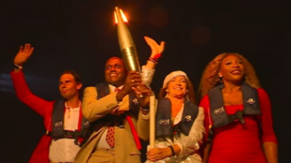 Fantastic! Nadia Comăneci, în careul de ași la deschiderea Jocurilor Olimpice. Românca a purtat flacăra pe Sena. Cine a aprins-o VIDEO
