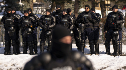 Jandarmeria: Bărbat cu o armă de foc neletală la protestul din faţa Parchetului General