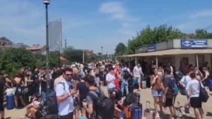 Sute de tineri așteaptă trenul în soare, în halta Costineşti, după festival. CFR ridică din umeri: ”Regretăm situația” VIDEO
