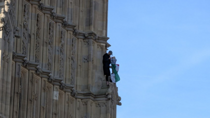 Un bărbat a escaladat turnul Big Ben din Londra cu un drapel palestinian