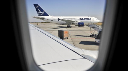 Incident pe aeroportul din Satu Mare: Un avion TAROM a fost avariat după ce a lovit un fazan