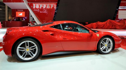 Un bărbat din Germania a distrus un Ferrari de 440.000 de euro într-un test de viteză înainte de a-l cumpăra