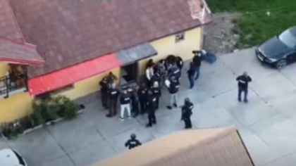 Zeci de polițiști în alertă maximă după ce o fată a anunțat că a fost răpită de necunoscuți. S-a dovedit doar o provocare pe rețelele sociale VIDEO