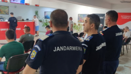 Doi jandarmi s-au luat la bătaie în fața unui restaurant din București. Unul dintre ei a ajuns în comă la spital