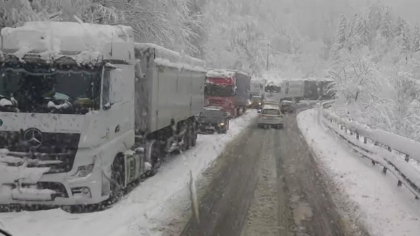 Ninge la Predeal. Se circulă greu la Bușteni. Imagini cu zăpada de pe DN1