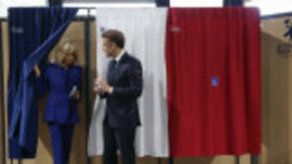 Emmanuel Macron a votat în turul doi al alegerilor legislative franceze, însoţit de Prima Doamnă Brigitte Macron. FOTO