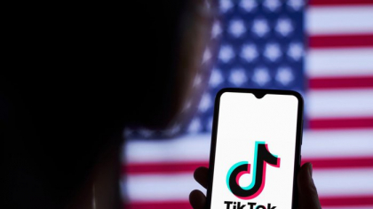 Nebunia TikTok cuprinde SUA: Pentru că aplicaţia este indisponibilă în magazinele digitale americanii au început să scoată la vânzare telefoane folosite care au deja platforma de social-media instalată. Preţurile depăşesc şi de trei ori costul unui Iphone nou