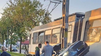 Accident cumplit în Bucureşti. Mașină făcută praf după coliziunea cu un tramvai. Șoferul a murit