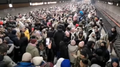 Ce au făcut sute de nepalezi, în noaptea de Revelion, în stațiile de metrou din București. Momentul inedit a devenit viral pe rețele de socializare VIDEO