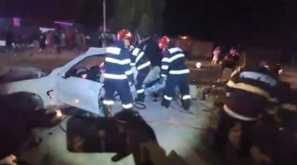 Doi tineri au murit într-un accident la Rătești, în Argeș, după ce au intrat cu mașina într-un stâlp de electricitate | VIDEO