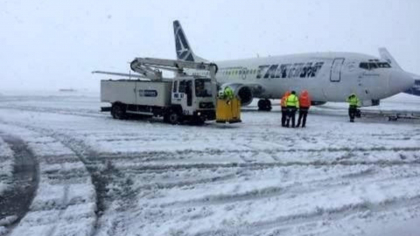 Zboruri suspendate temporar pe două aeroporturi din Rusia, în urma unor atacuri cu drone