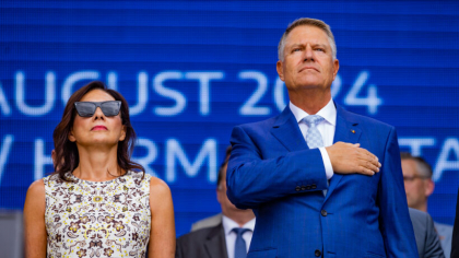 Iohannis și-a decorat liceul, are grad de Mare Ofițer. Nici soția nu e mai prejos