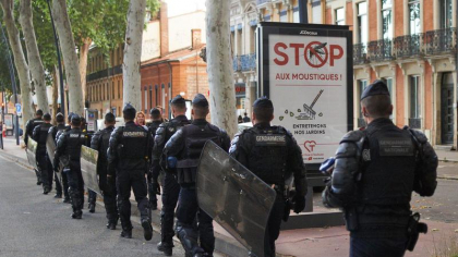 30.000 de polițiști pe străzi, în Franța, de alegeri. Mobilizați pentru a preveni reacții violente