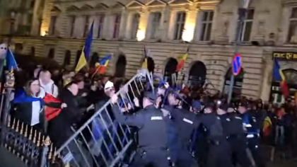 Jandarmii au folosit substanțe iritant-lacrimogene, după ce protestatarii au vrut să intre în BEC