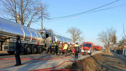 Accident între două autocisterne. Un şofer a rămas încarcerat