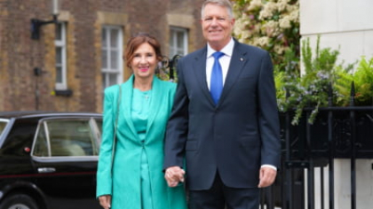 Klaus Iohannis și-a decorat liceul unde ține blocat postul de 27 de ani. Cadou și pentru Carmen Iohannis