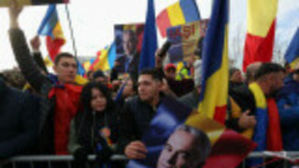 FOTO și VIDEO. Mii de oameni protestează în fața sediului Curții Constituționale față de anularea alegerilor prezidențiale