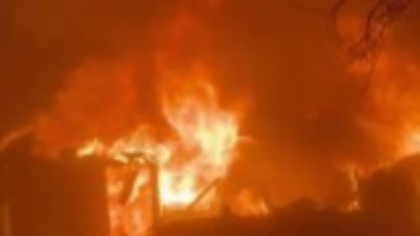 Incendiu la o cabană din Prahova! Pompierii spun că flăcările au cuprins toată clădirea (VIDEO)