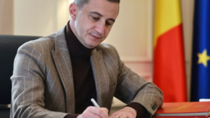 Alfred Simonis îl acuză că Iohannis „a trântit paltonul peste ţară şi a plecat ca un laş”: „Moartea regelui”, bucuria nebunilor