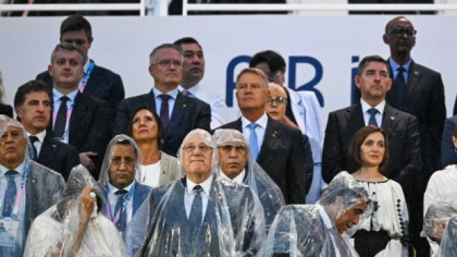 Klaus Iohannis a stat lângă Maia Sandu la ceremonia de deschidere a Jocurilor Olimpice de la Paris. Cei doi au înfruntat ploaia fără pelerine