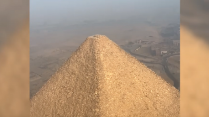 VIDEO Ceva total neașteptat, care sfidează orice logică, a fost filmat în vârful Marii Piramide din Giza