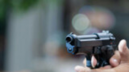 Un tânăr a ameninţat cu un pistol de plastic o angajată a unei săli de jocuri din Cluj-Napoca şi a furat 7.000 de lei