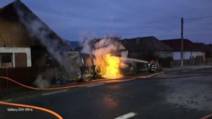 Accident cu două microbuze de persoane la Copșa Mică, Sibiu. Unul dintre microbuze a lovit o țeavă de gaze și a luat foc