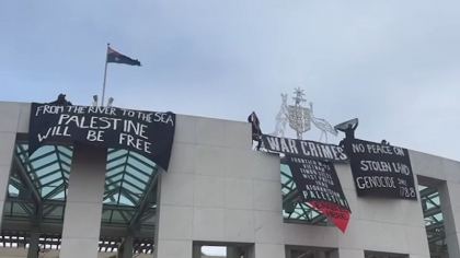 VIDEO Militanţi pro-Palestina au escaladat acoperişul Parlamentului Australiei pentru a desfăşura bannere care critică războiul din Gaza