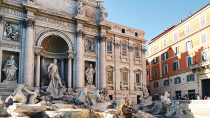 Un turist a fost amendat cu 500 de euro după ce a plonjat în Fontana di Trevi din Roma