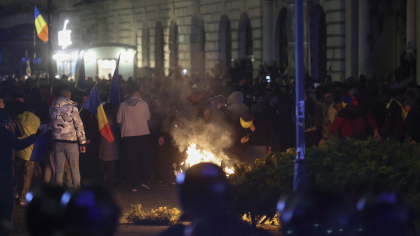 Haos în București după decizia BEC. Fanii lui Georgescu au dat foc în Centrul Vechi, jandarmi răniți. O mașină Digi24 a fost răsturnată