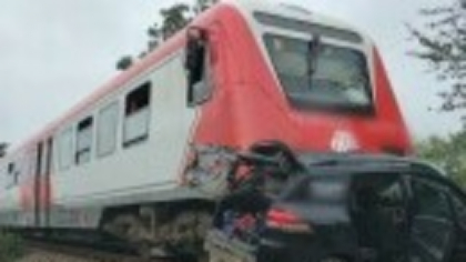 Accident grav pe calea ferată din România. O persoană a murit, iar alta a fost rănită, după ce o mașină a fost lovită de tren