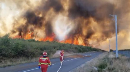 Incendiu uriaș în Maramureș: Flăcările scăpate de sub control au ajuns la case, șoferii de pe DN1 C au primit mesaj Ro-Alert