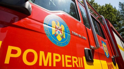 Incendiu violent la un service auto din Craiova. Intervin patru autospeciale ale pompierilor